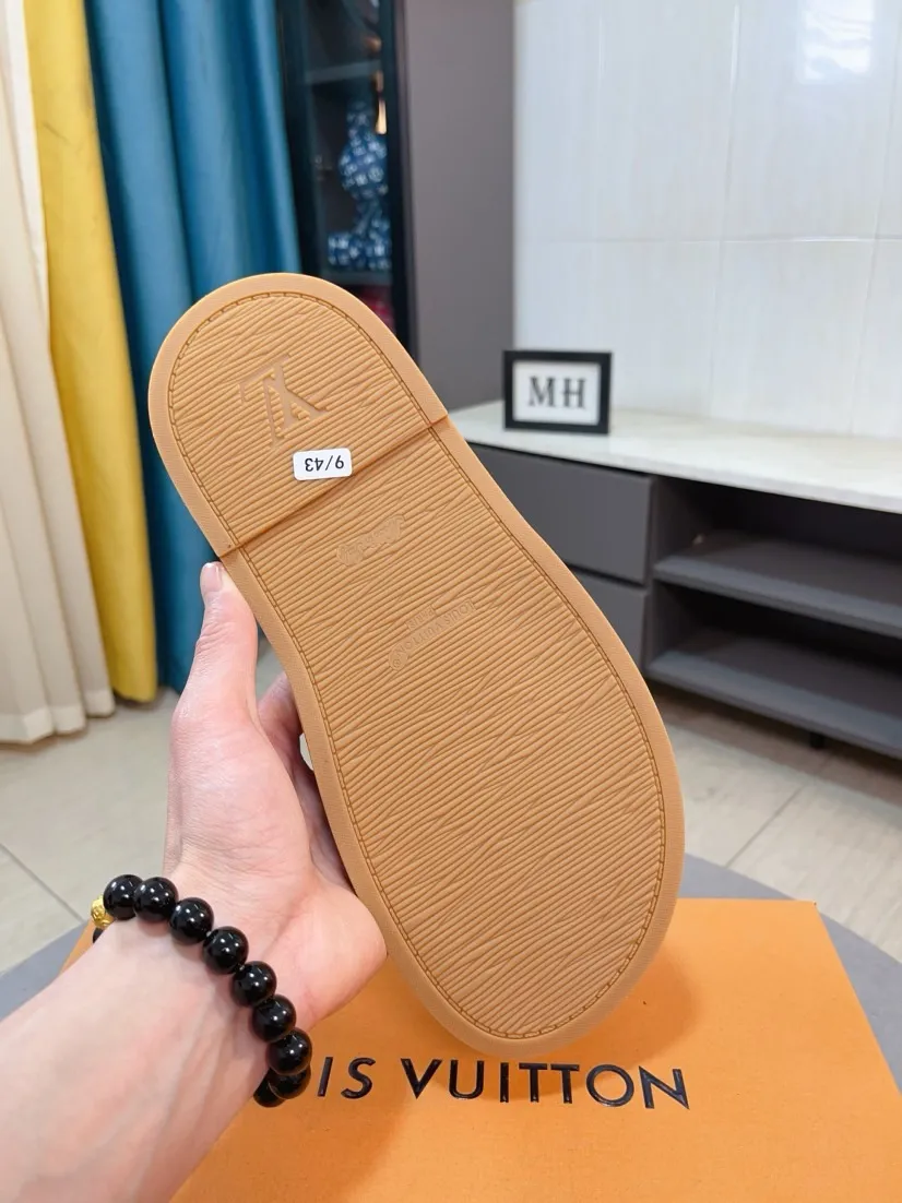 Ex-factory price 360🌹🌹 (lv-Louis Vuitton) New men's slippers, high-end boutique, exquisite embossed logo decoration on the upper, fine workmanship, super soft soles, casual, loose and comfortable, a must-have in summer! \nsize：38-44